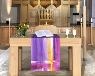 Fernsehgottesdienst 05.03.2023: Altar mit Blumenschmuck